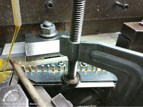 中ツバ形状品の転造加工