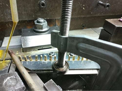 中ツバ形状品の転造加工